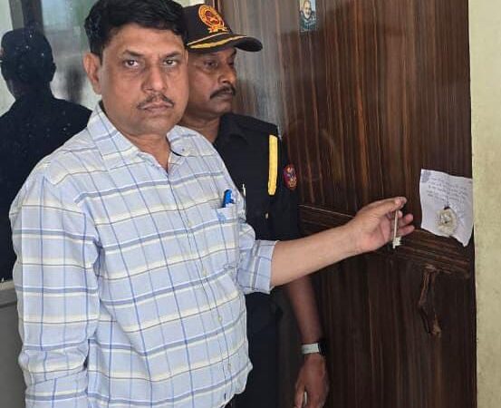 अवैध क्लिनिक पर चोलापुर स्वास्थ्य विभाग की कार्रवाई, क्लिनिक शील