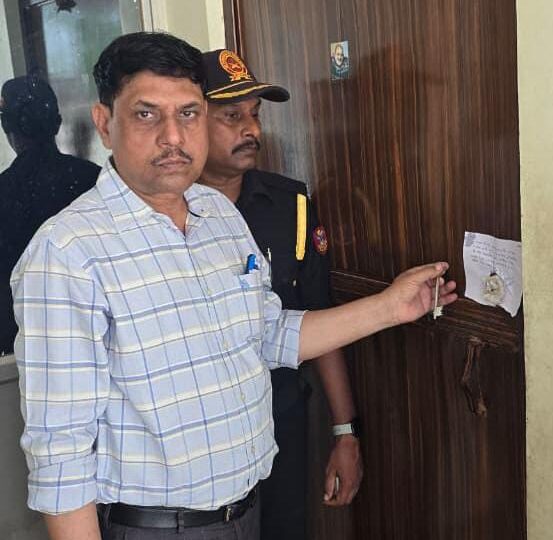 अवैध क्लिनिक पर चोलापुर स्वास्थ्य विभाग की कार्रवाई, क्लिनिक शील