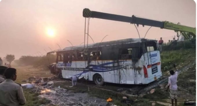 केरल में बेकाबू होकर पलटी पर्यटकों से भरी बस