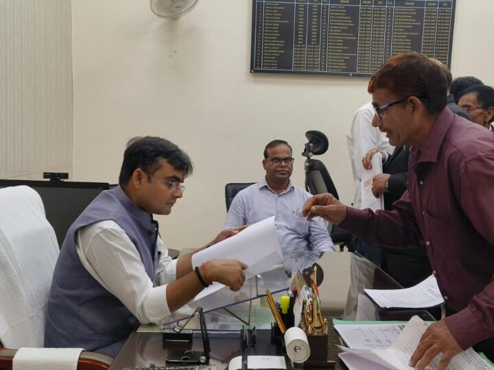 वाराणसी: जिलाधिकारी ने जनता दर्शन में सुनीं फरियादियों की समस्याएं