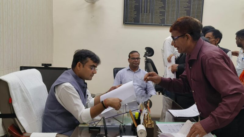 वाराणसी: जिलाधिकारी ने जनता दर्शन में सुनीं फरियादियों की समस्याएं