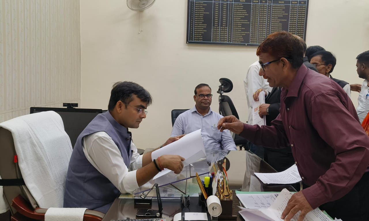 वाराणसी: जिलाधिकारी ने जनता दर्शन में सुनीं फरियादियों की समस्याएं