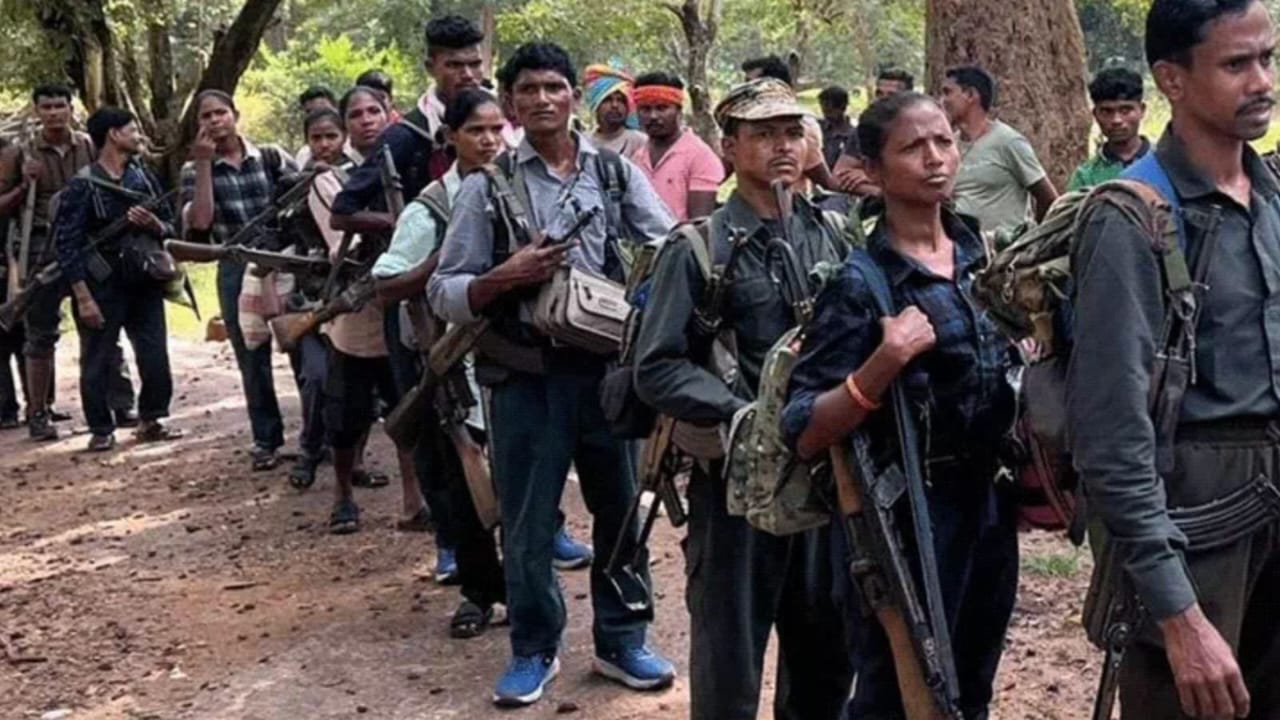 छत्तीसगढ़ : 13 महिलाओं समेत 21 नक्सलियों ने किया आत्मसमर्पण