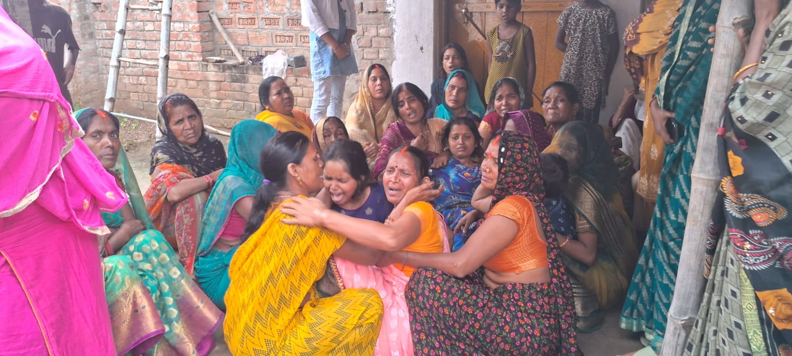 अलीनगर हादसा: मेघा बाबा दर्शन को जा रहे परिवार पर ट्रक चढ़ा, दादी-बहू और पोते की दर्दनाक मौत