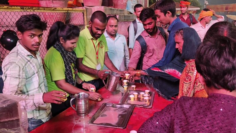 अस्सी घाट पर छठ पूजा के दौरान श्रद्धालुओं को निःशुल्क चाय वितरित