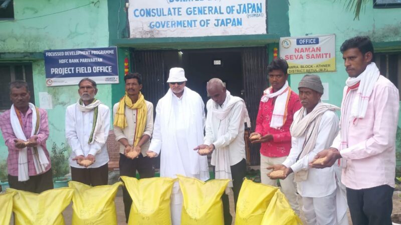 प्रगतिशील किसान ने निःशुल्क बांटा उन्नत गेहूं का बीज
