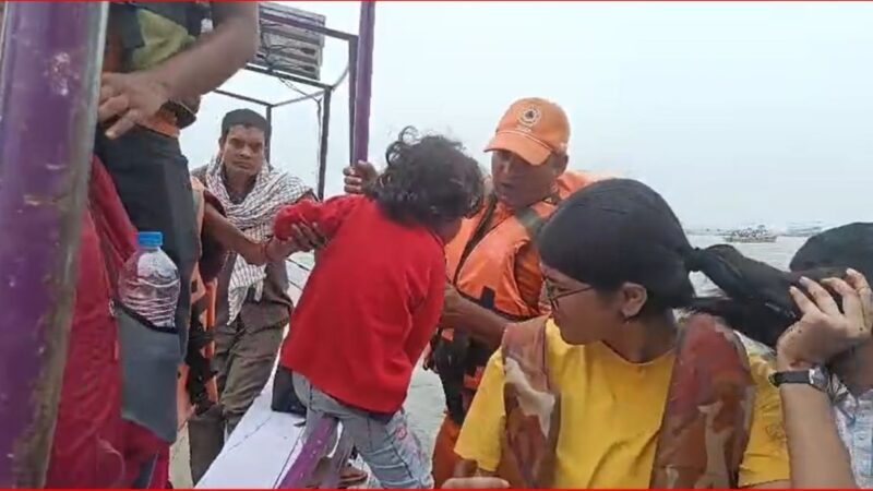 गंगा में फंसे 20 सैलानियों को NDRF ने निकाला सुरक्षित