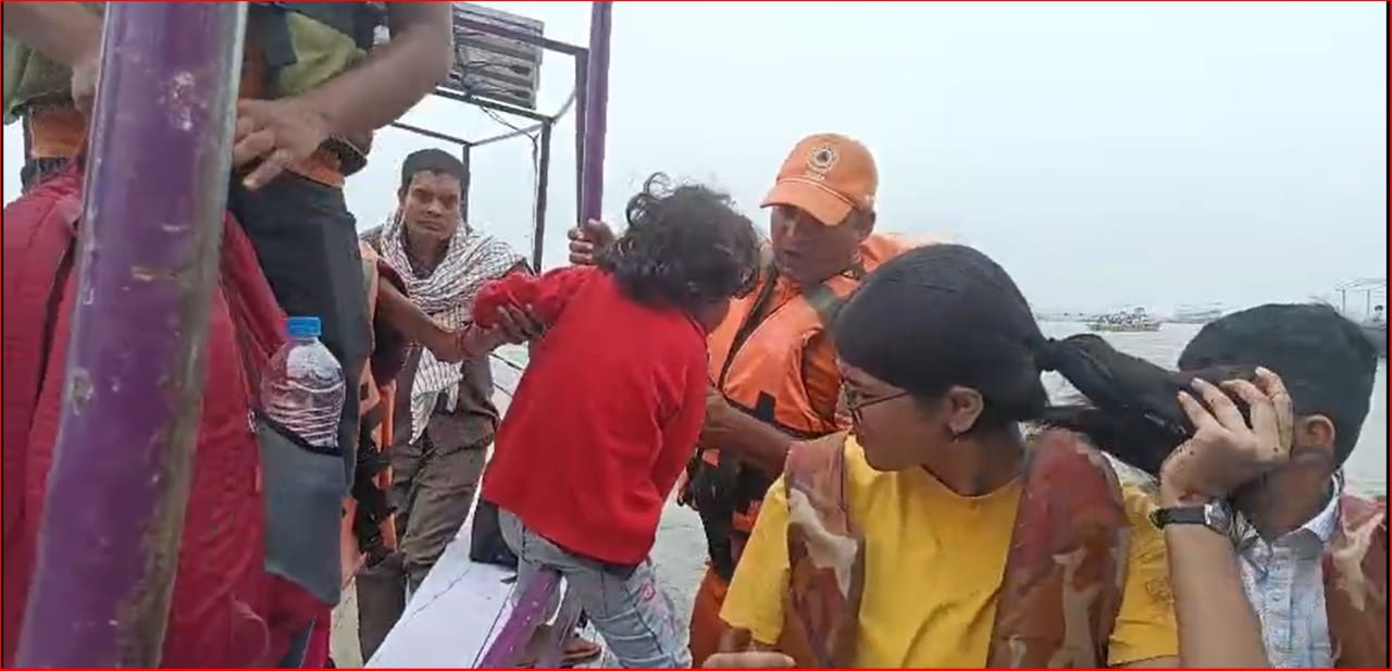 गंगा में फंसे 20 सैलानियों को NDRF ने निकाला सुरक्षित