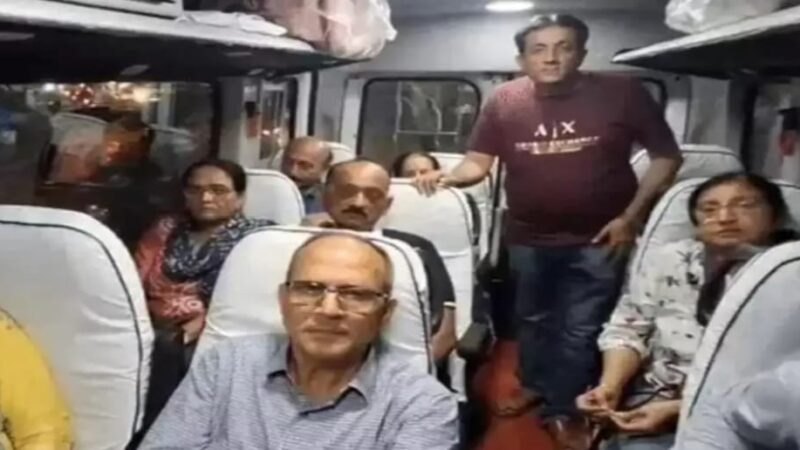 वाराणसी : नमो घाट परगंगा आरती देखकर लौट रहे एनआरआई पर्यटकों पर लाठी-डंडों से हमला