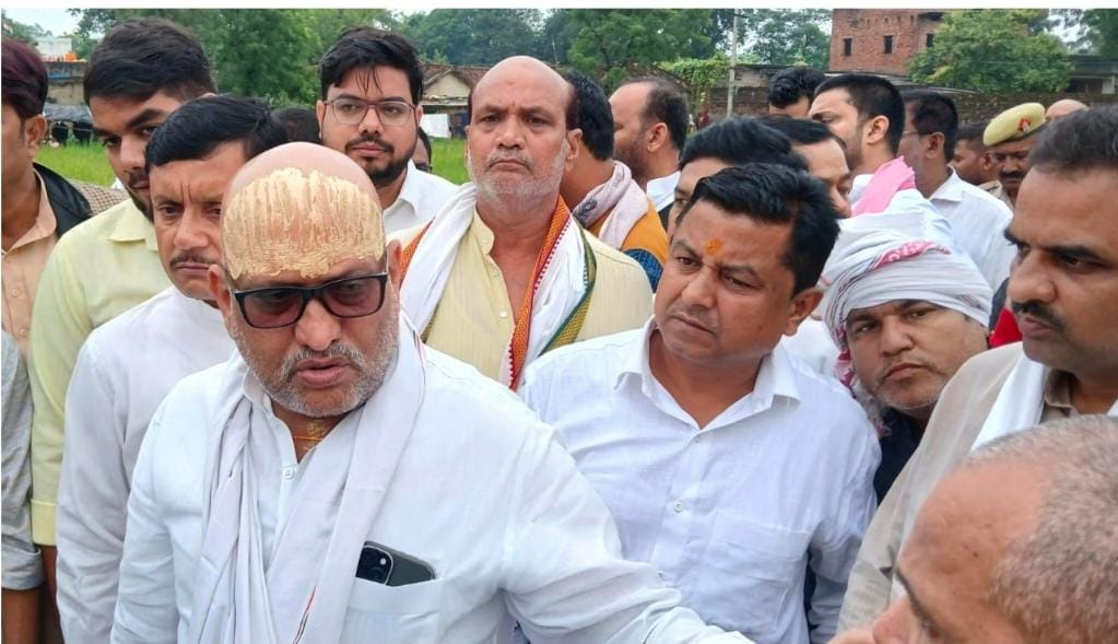 चंदौली की मासूम के साथ दरिंदगी पर उबाल — अजय राय और मनोज सिंह डब्ल्यू पहुंचे पीड़ित परिवार के घर, सरकार पर बोला हमला