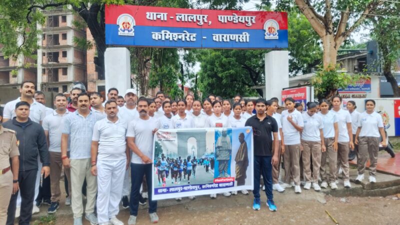 बारिश को मात देकर कैंट व लालपुर-पांडेयपुर पुलिस ने दिखाया एकता का जज्बा