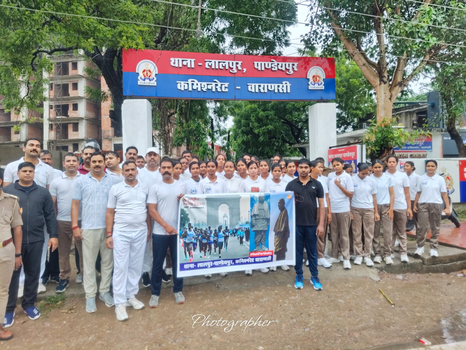 बारिश को मात देकर कैंट व लालपुर-पांडेयपुर पुलिस ने दिखाया एकता का जज्बा