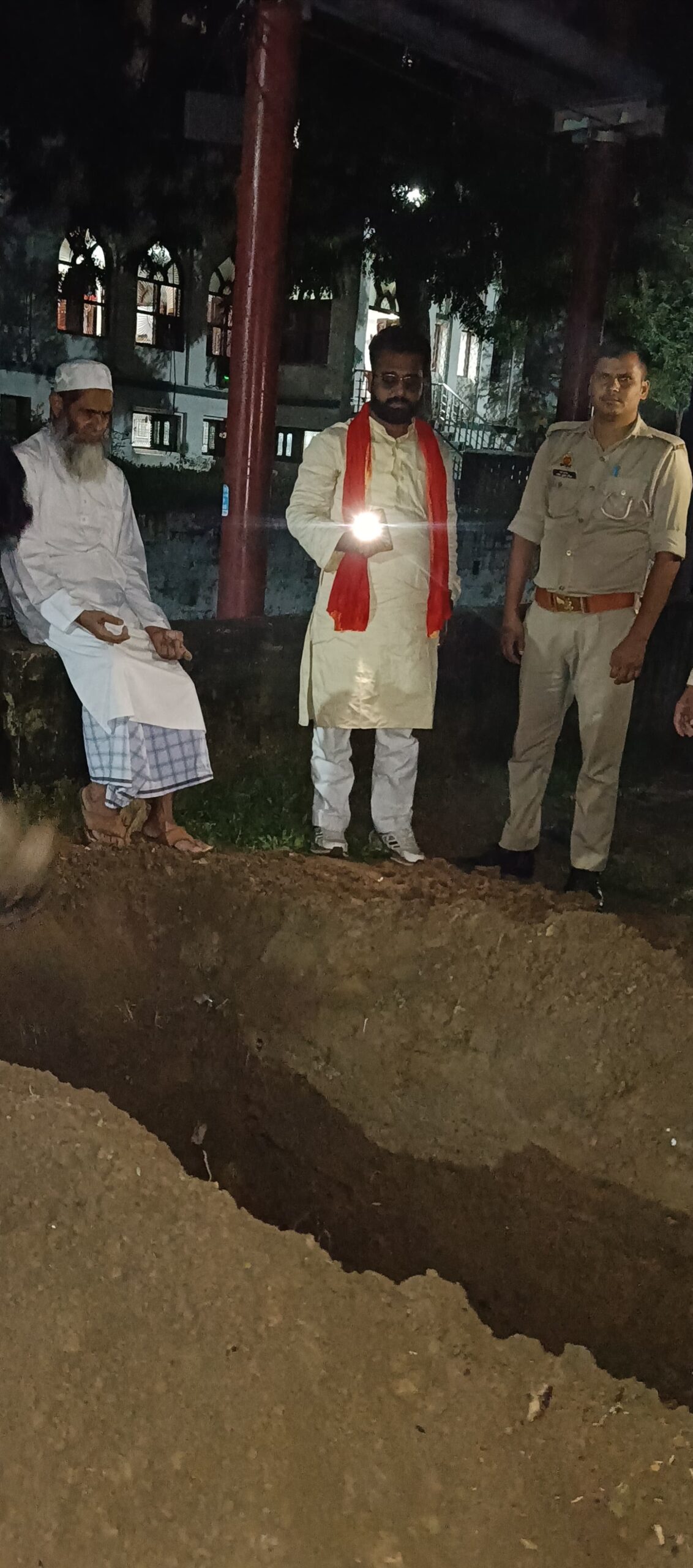 मानवता की मिशाल: राष्ट्रीय गौ रक्षा वाहिनी के जिलाध्यक्ष ने अज्ञात मुस्लिम शव का कराया सम्मानपूर्वक अंतिम संस्कार