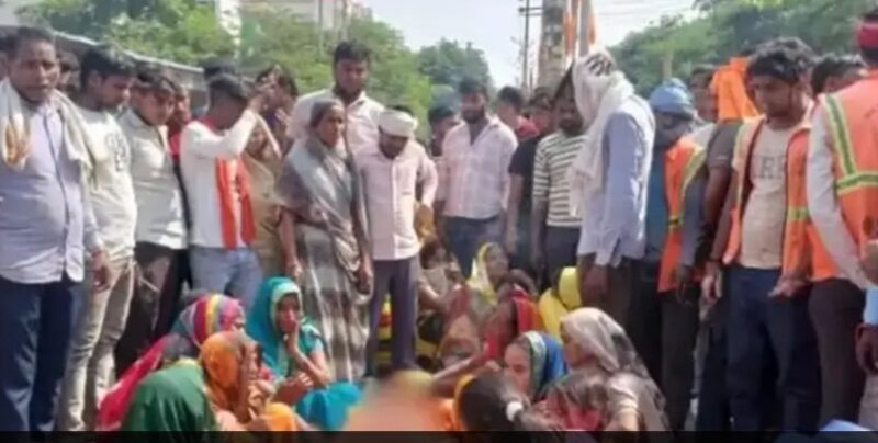 सड़क हादसे में घायल युवक की इलाज के दौरान मौत, शव रखकर परिजनों का प्रदर्शन