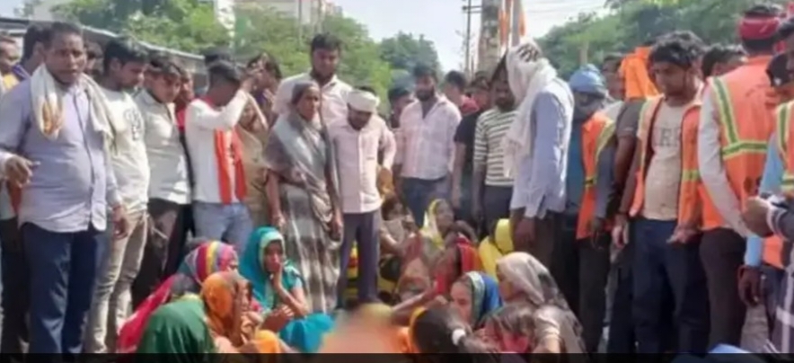 सड़क हादसे में घायल युवक की इलाज के दौरान मौत, शव रखकर परिजनों का प्रदर्शन