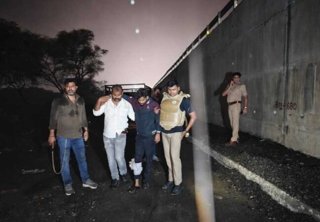 पुलिस और गो-तस्करों के बीच मुठभेड़ में के पैर में गोली