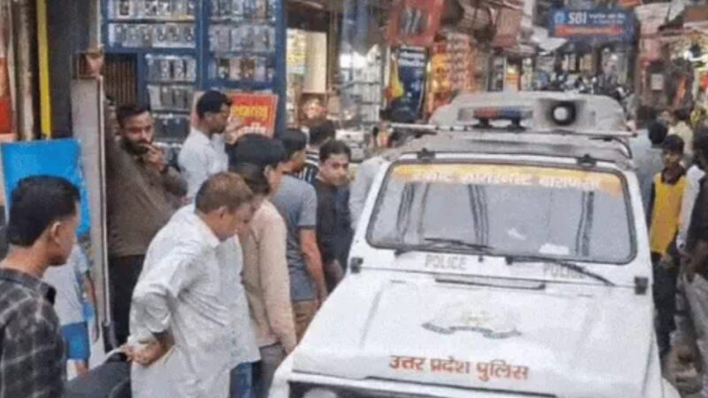 नगर निगम की टीम बुलडोजर लेकर पहुंची दालमंडी