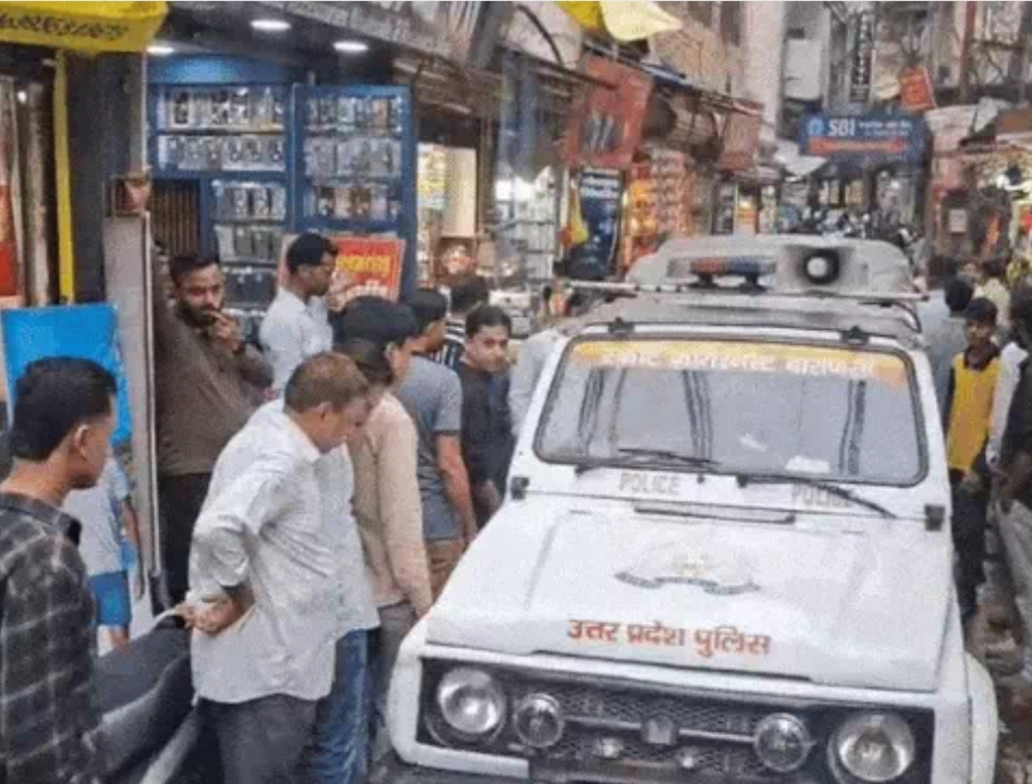 नगर निगम की टीम बुलडोजर लेकर पहुंची दालमंडी