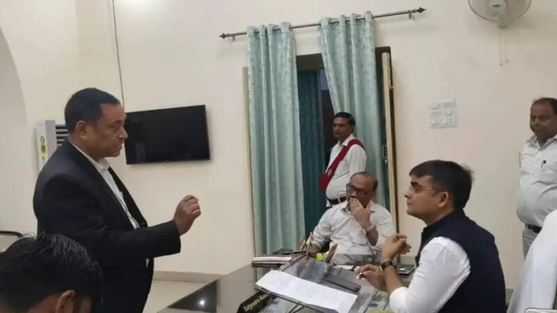 जनता दर्शन में डीएम ने अधिकारियों को दी सख्त हिदायत