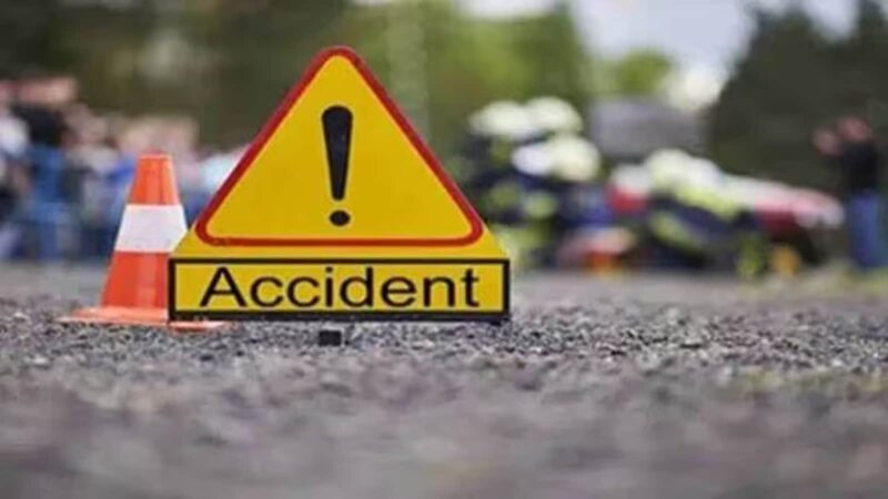 पूर्वांचल एक्सप्रेसवे ; खड़ी डीसीएम में घुसी ट्रक, चालक की मौत