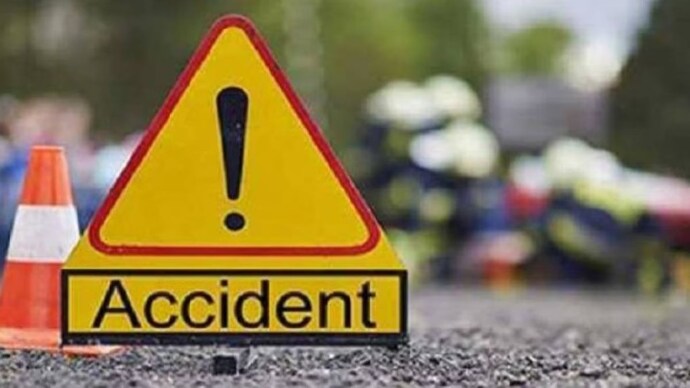 तेज़ रफ्तार बनी मौत का सबब: खड़े ट्रक में जा घुसी कार, एक की मौत, पाँच गंभीर घायल