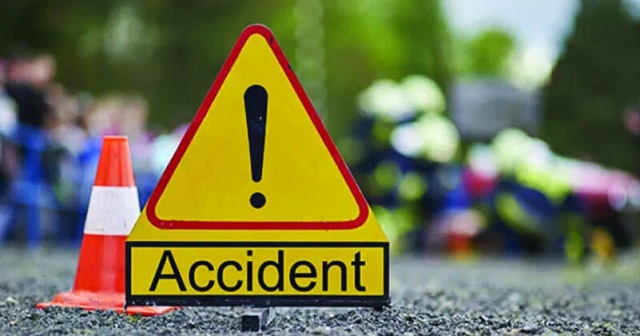 संदहा रिंग रोड पर भीषण हादसा: सीमेंट टैंकर पलटा, दो युवकों की मौत