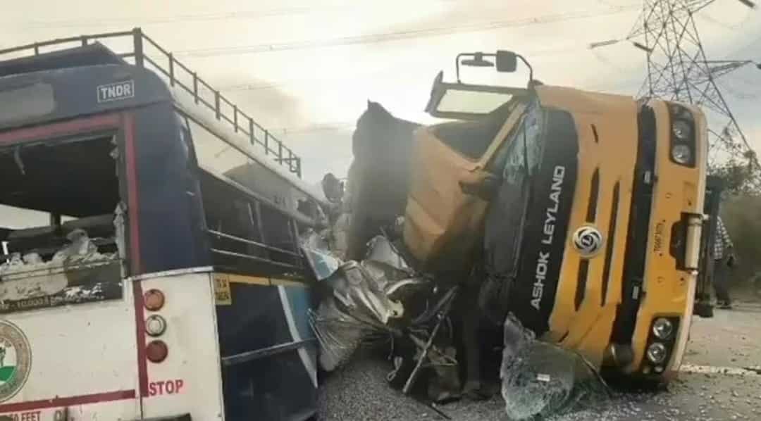 तेलंगाना में गलत दिशा से आ रहे डंपर की टक्कर से रोडवेज बस चूर-चूर, 20 से अधिक की मौत, बजरी में दबे यात्री
