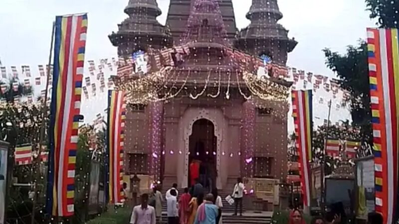 सारनाथ में भगवान बुद्ध के अवशेष दर्शन को उमड़ी श्रद्धालुओं की भीड़