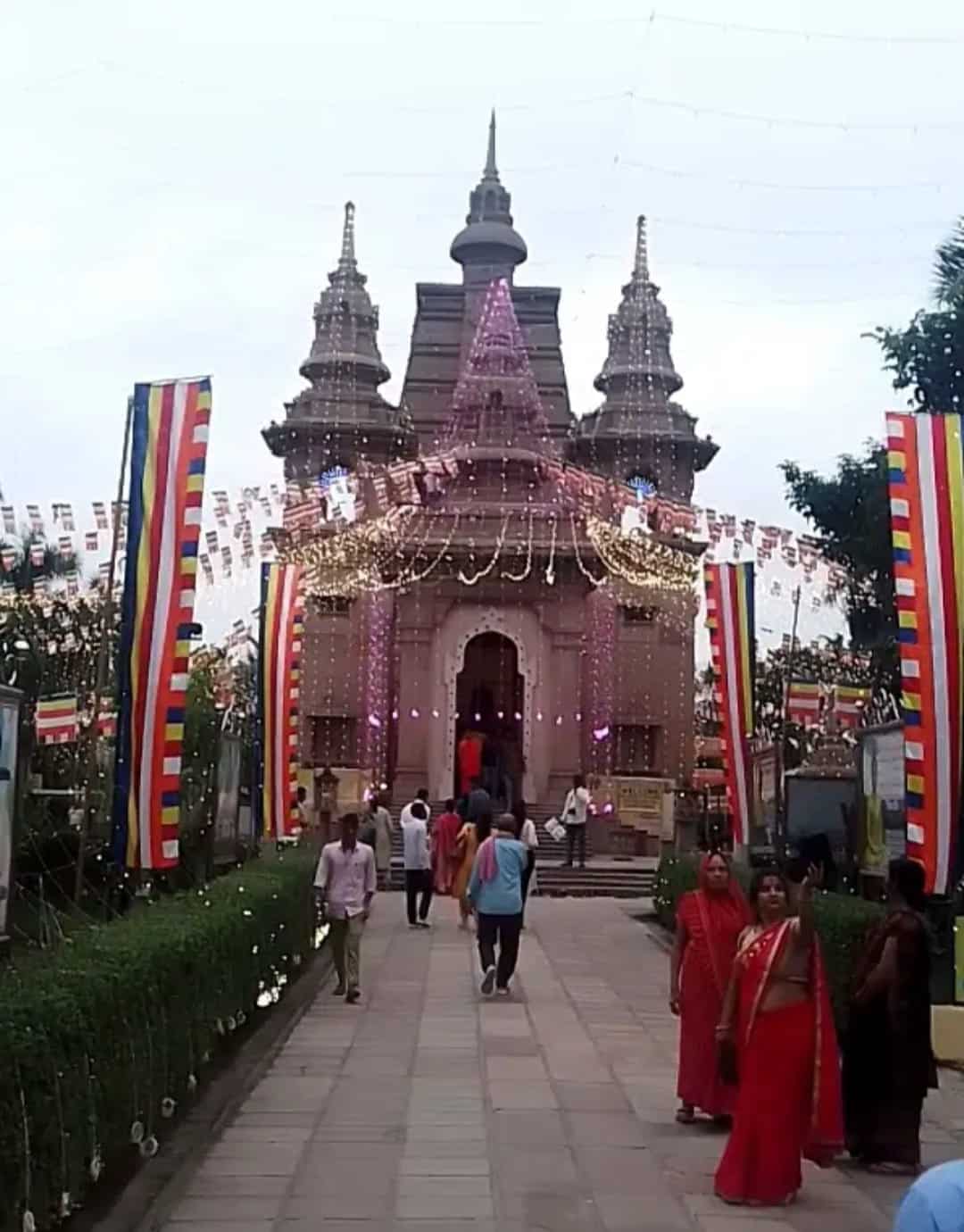 सारनाथ में भगवान बुद्ध के अवशेष दर्शन को उमड़ी श्रद्धालुओं की भीड़