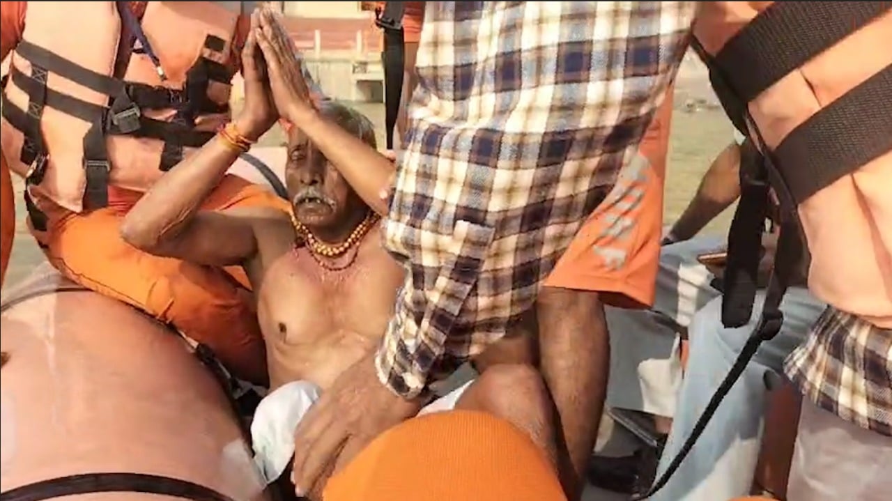 एनडीआरएफ ने गंगा में डूब रहे  वृद्ध को बचाया, श्रद्धालुओं ने की तारीफ