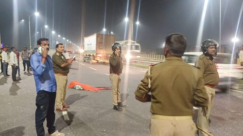 भदोही : बोलेरो की टक्कर के बाद ट्रक से कुचलकर एक की मौत, तीन गंभीर