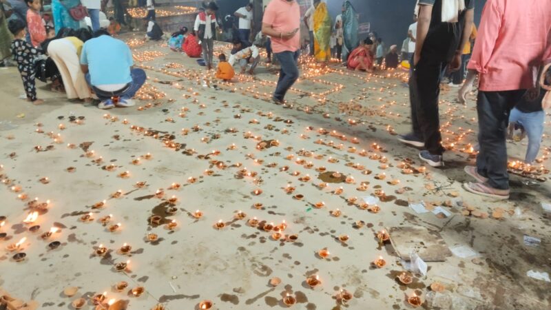 देव दीपावली पर सवा लाख दीपों से जगमगाया कैथी घाट