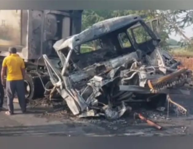 भदोही : दो डंपरों की टक्कर से लगी आग