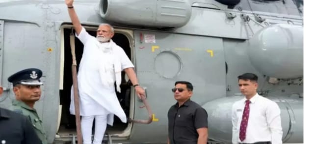 प्रधानमंत्री मोदी दो दिवसीय दौरे पर पहुंचे अपने संसदीय क्षेत्र
