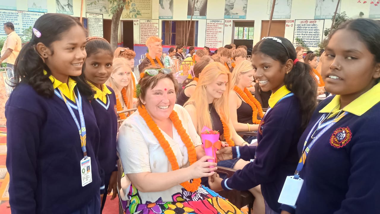 डेनमार्क से आए विदेशी छात्रों का नागेपुर में जोरदार स्वागत, आदर्श गांव का देखा विकास-