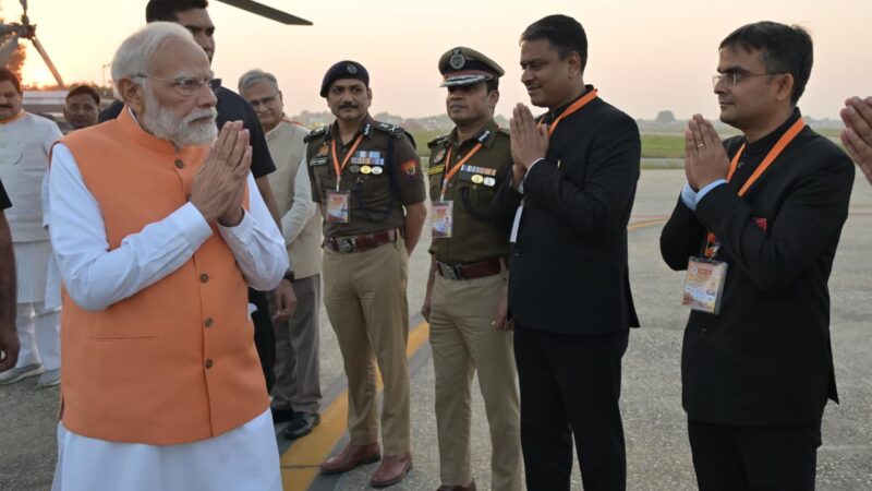 काशी की धरती पर पीएम मोदी का भव्य स्वागत