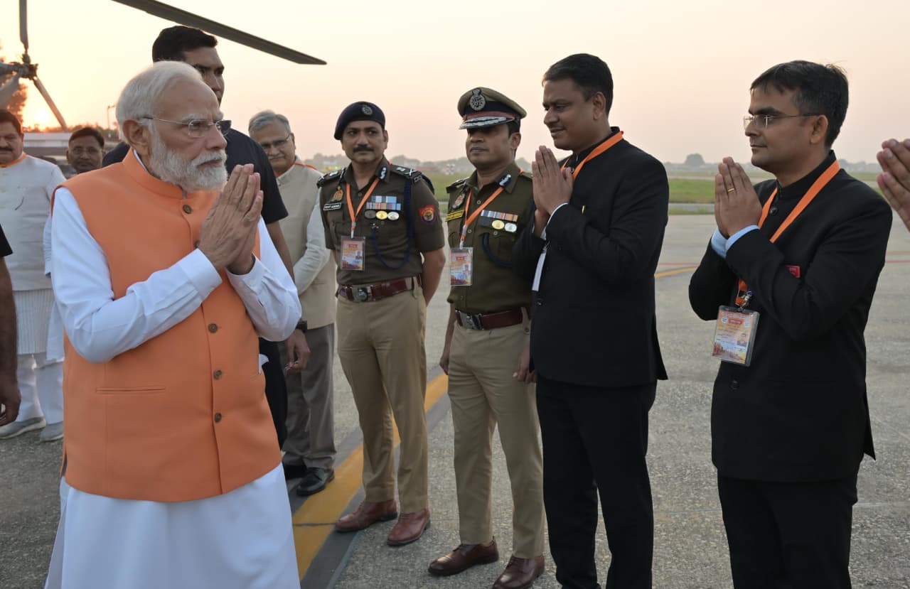 काशी की धरती पर पीएम मोदी का भव्य स्वागत