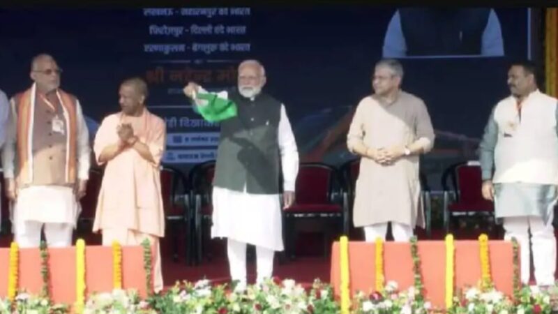 पीएम मोदी ने वाराणसी से चार नई वंदे भारत ट्रेनों को दिखाई हरी झंडी