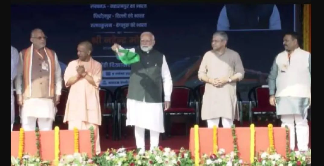 पीएम मोदी ने वाराणसी से चार नई वंदे भारत ट्रेनों को दिखाई हरी झंडी