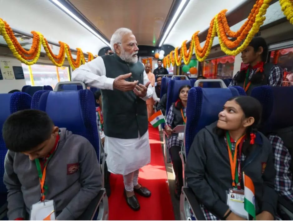 प्रधानमंत्री ने स्कूली बच्चों से वंदे भारत में किया आत्मीय संवाद