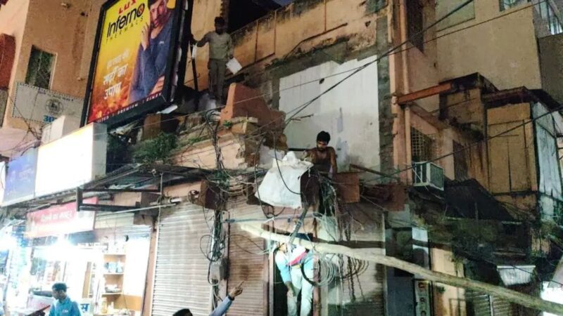 दालमंडी में सड़क चौड़ीकरण के लिए ध्वस्तीकरण अभियान फिर शुरू