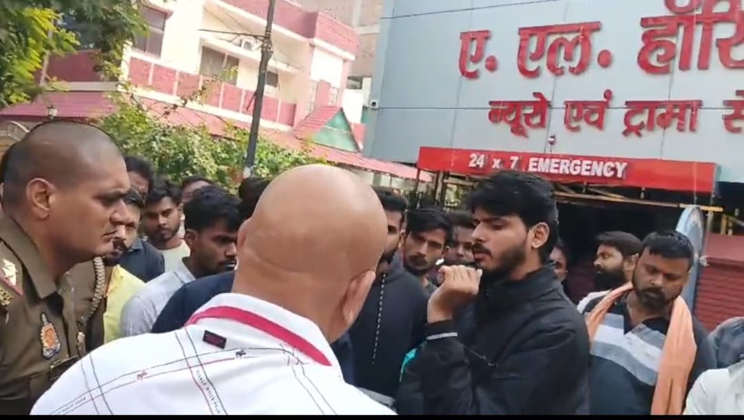 कैंट : निजी अस्पताल में मरीज की हालत बिगड़ने पर परिजनों ने किया हंगामा