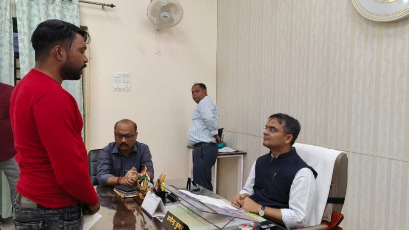 जिलाधिकारी ने जनता दर्शन में सुनी फरियादें
