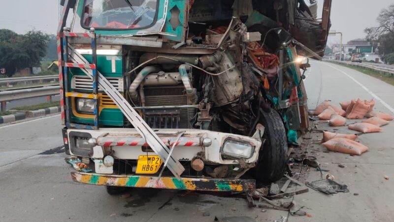 वाराणसीः कछवा रोड पर भीषण सड़क हादसा, खलासी का सिर धड़ से अलग, चालक घायल