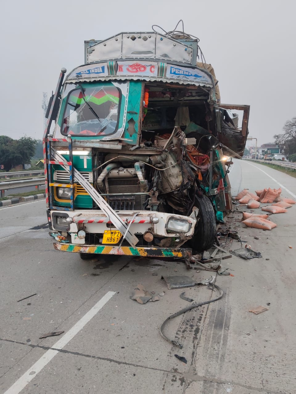 वाराणसीः कछवा रोड पर भीषण सड़क हादसा, खलासी का सिर धड़ से अलग, चालक घायल