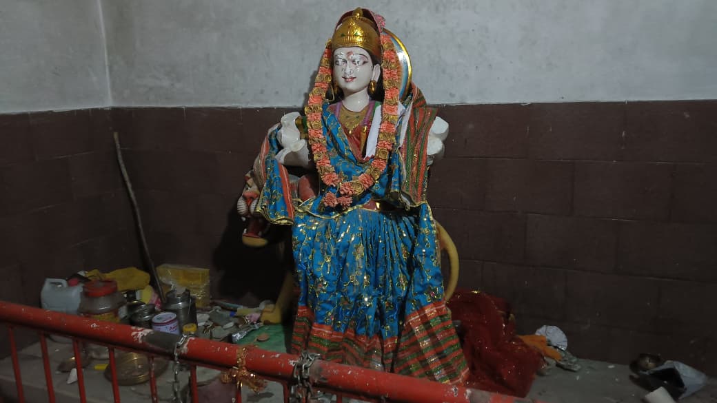 दुर्गा प्रतिमा की तोड़फोड़ से गांव में सनसनी, पुलिस जांच में जुटी