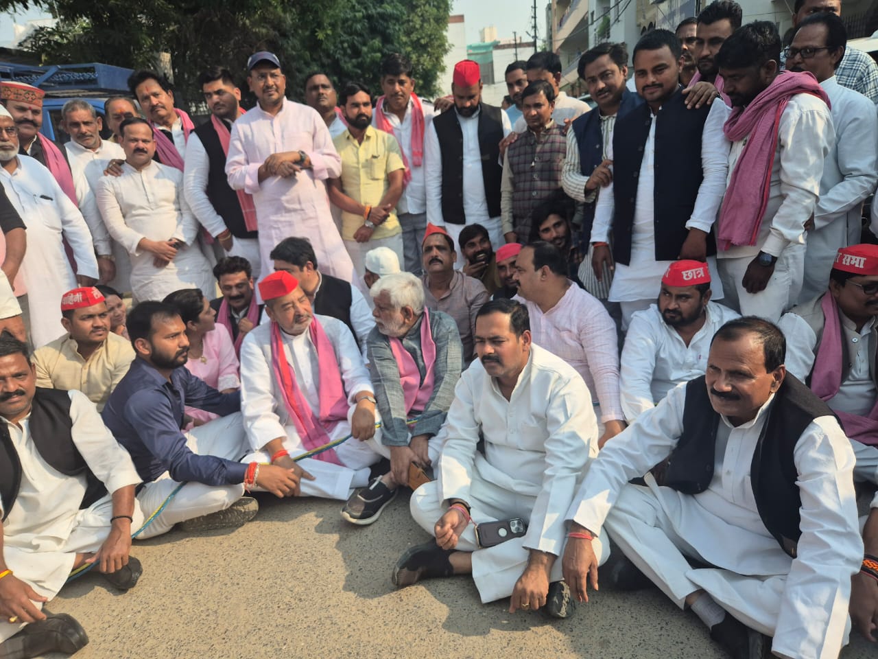 दालमंडी व्यापारियों के उत्पीड़न के खिलाफ सपा सांसद वीरेंद्र सिंह का धरना, प्रशासन के आश्वासन पर समाप्त