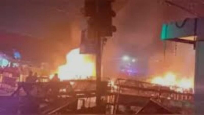 दिल्ली: लाल किला मेट्रो स्टेशन के पास कार में जोरदार धमाका,