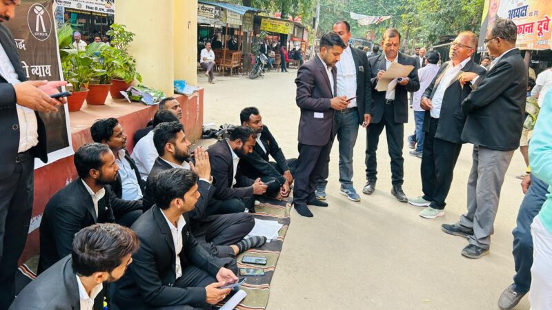सेंट्रल बार एसोसिएशन से निष्कासन के विरोध में अधिवक्ताओं का धरना जारी, डॉ. राहुल राज ने की निष्पक्ष जांच की मांग