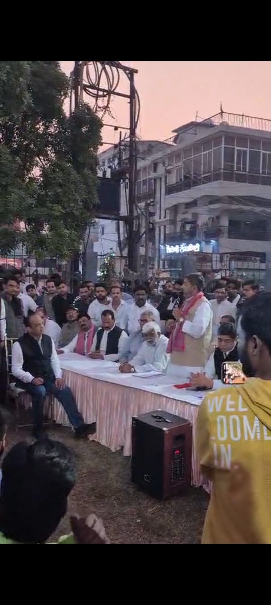 दालमंडी प्रकरण में व्यापारियों, मकान मालिको व जिला प्रशासन के बीच सांसद वीरेंद्र सिंह के कार्यालय पर हुआ बैठक